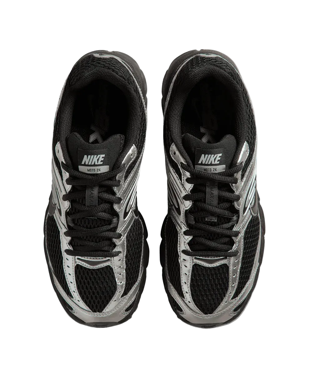 NIKE AIR MAX MOTO 2K (METALLIC SILVER/ANTHRACITE/BLACK)