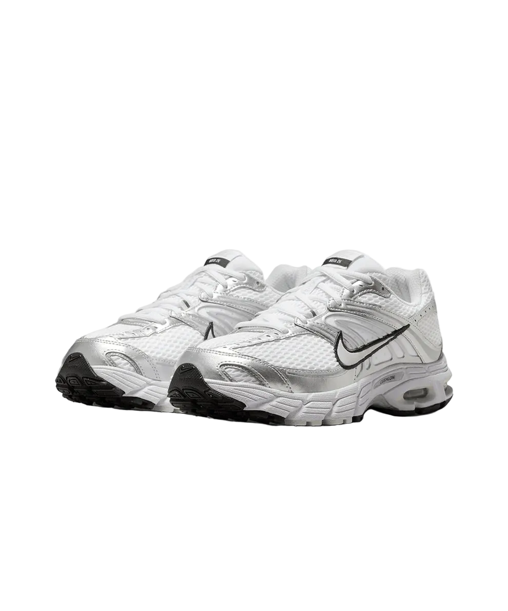 NIKE AIR MAX MOTO 2K (METALLIC SILVER/BLACK/PHOTON DUST)