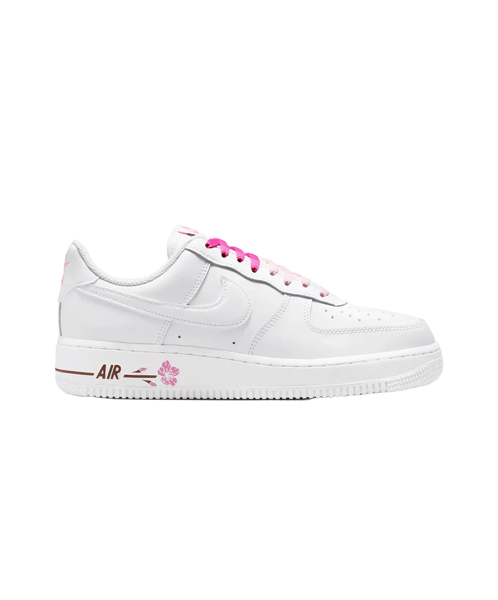 NIKE AIR FORCE 1 '07 SE (WHITE/WHITE-PLAYFUL PINK-FAUNA BROWN)